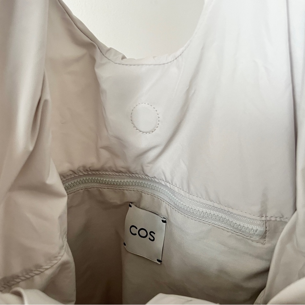 COS light gray chalk white Cloud tote bag - Picture 8 of 9